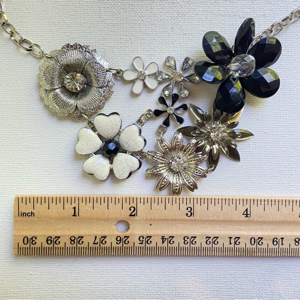 Black and white floral bib statement necklace in lightweight silvertone metal - Picture 8 of 9